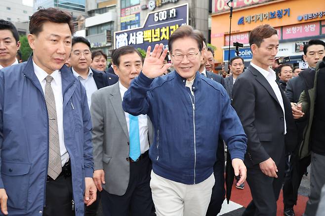 대법원이 더불어민주당 이재명 대선 후보의 공직선거법 위반 사건에 대해 유죄 취지로 파기환송 판결을 한 1일 이 후보가 전국 각지에서 민심을 듣는 ‘골목골목 경청투어’을 시작하며 경기도 포천에서 시민들과 만나고 있다. 연합뉴스