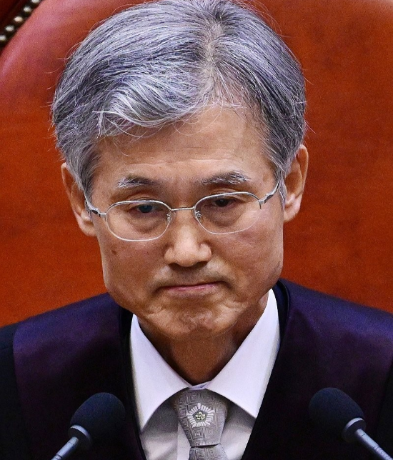 조희대 대법원장이 1일 서울 서초구 대법원에서 열린 더불어민주당 이재명 대선 후보의 공직선거법 위반 사건 상고심 선고에서 굳은 표정을 짓고 있다. (사진=연합뉴스)