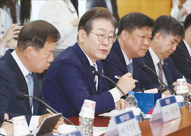 이재명 더불어민주당 대선 후보가 지난 4월 21일 서울 여의도 금융투자협회에서 열린 자본 시장 활성화를 위한 정책간담회에 참석했다. (연합뉴스)