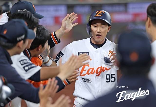 황영묵이 4월 30일 대전 LG전에서 홈런을 친 뒤 기뻐하고 있다. 사진=한화 제공