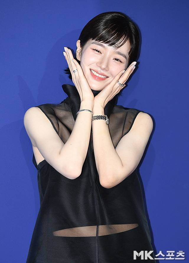 박규영은 하이넥 시스루 블라우스를 선택해 쇄골 라인과 어깨선을 은은하게 드러내며 고급스러운 분위기를 연출했다. 사진=천정환 기자