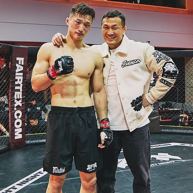 장윤성이 2025년 4월 서울특별시 스포모티브 스포모티브 Z-Fight Night Origin 승리 후 정찬성 ZFN 대표 겸 코리안좀비MMA 관장과 기념 촬영을 하고 있다. 사진=MCP ECC
