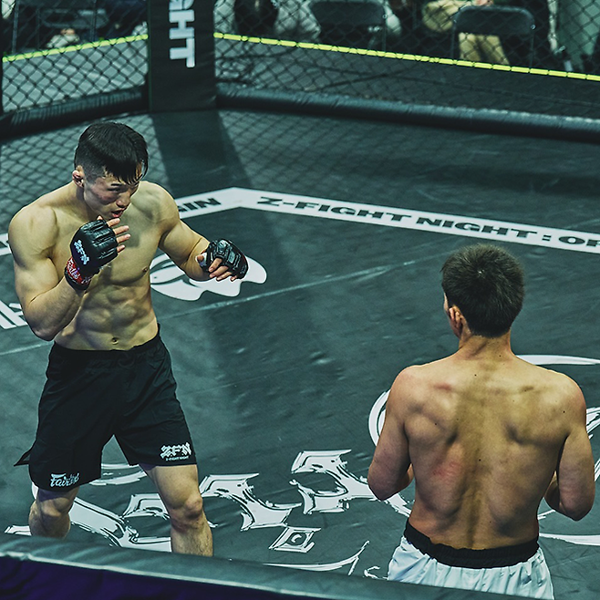 장윤성이 2025년 4월 서울특별시 스포모티브 ZFN 오리진에서 UFC 3전 파이터 아베 다이치를 상대하고 있다. 사진=MCP ECC