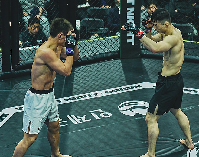 장윤성이 2025년 4월 서울특별시 스포모티브 ZFN 오리진에서 UFC 3전 파이터 아베 다이치를 상대하고 있다. 사진=MCP ECC