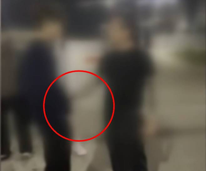 아들을 괴롭힌 학생을 붙잡아 경찰에 인계하려던 50대 남성이 외려 성추행으로 고소당했다며 억울함을 호소했다. /사진=JTBC '사건반장'