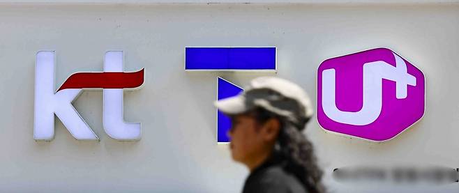 SK텔레콤 고객정보 유출 여파가 계속되는 30일 서울 시내의 한 휴대전화 대리점 앞으로 시민이 지나가고 있다. /사진=뉴시스