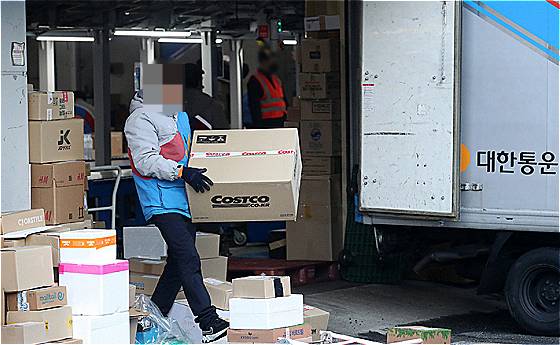 지난 2022년 명절 연휴를 맞아, 택배 기사가 부지런히 물품을 운반하고 있다./사진=뉴시스