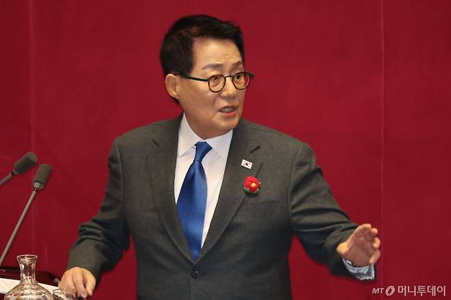 [서울=뉴시스] 권창회 기자 = 박지원 더불어민주당 의원이 13일 오후 서울 여의도 국회에서 열린 제422회 국회(임시회) 제5차 본회의 경제 분야 대정부 질문에서 여당 의원들의 항의에 설전을 벌이고 있다. 2025.02.13. kch0523@newsis.com /사진=권창회