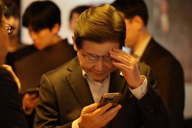 이재명 더불어민주당 대통령 후보가 1일 오후 서울 종로구 한 음식점에서 열린 '민생시리즈2' 비전형 노동자 간담회를 마친 후 스마트폰을 살펴보고 있다. /사진=뉴스1(공동취재)