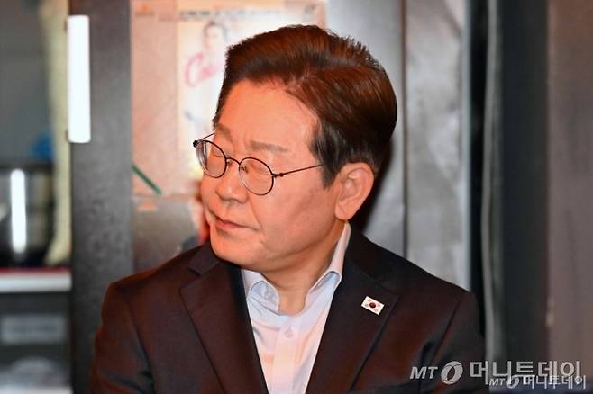 [서울=뉴시스] 조성우 기자 = 이재명 더불어민주당 대선후보가 1일 오후 서울 종로구의 한 포장마차에서 열린 배달라이더, 택배기사 등 비(非)전형 노동자들과 간담회에서 잠시 생각에 잠겨 있다. 대법원 전원합의체는 이날 이 후보에게 무죄를 선고한 원심 판결을 파기하고 사건을 서울고법으로 돌려보냈다. (공동취재) 2025.05.01. photo@newsis.com /사진=