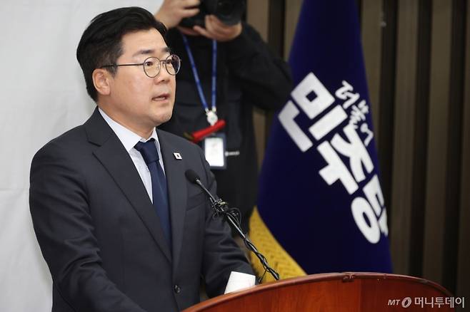 [서울=뉴시스] 조성봉 기자 = 박찬대 더불어민주당 대표 직무대행 겸 원내대표가 1일 오후 서울 여의도 국회에서 열린 긴급 의원총회에서 발언을 하고 있다. 2025.05.01. suncho21@newsis.com /사진=조성봉