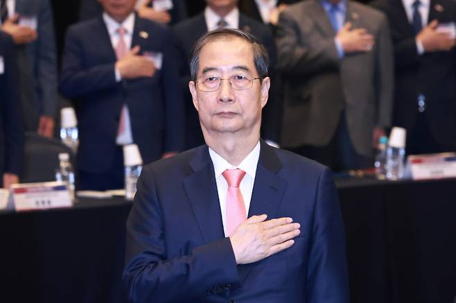 한덕수 대통령 권한대행 국무총리가 국무총리직과 대통령 권한대행직에서 전격 사퇴했다. 한 대행이 지난 30일 서울 영등포구 중소기업중앙회에서 열린 중소기업 규제혁신 현장 소통 간담회에서 국기에 경례를 하고 있다. /사진=대통령실통신사진기자단