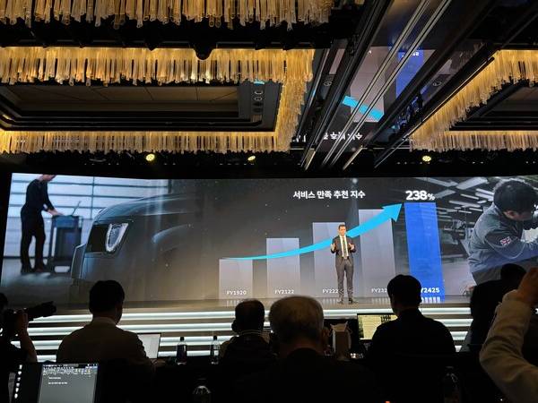 로빈 콜건 JLR 코리아 대표가 고객 신뢰 강화를 위한 '원(ONE)' 전략을 발표하고 있다.