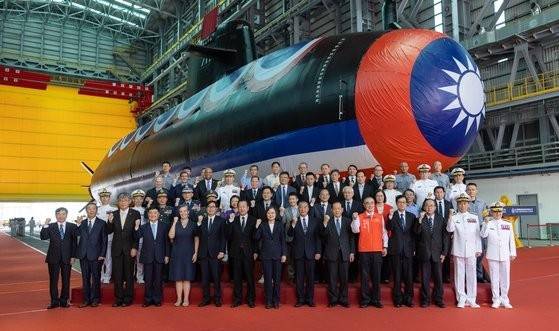 2024년  9월 열린 대만 잠수함 ‘하이쿤’ 진수식 참석자들이 기념촬영을 하고 있다.  AP 연합뉴스