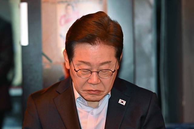 더불어민주당 이재명 대선 후보가 1일 서울 종로구의 한 포차 식당에서 ‘당신의 하루를 만드는, 보이지 않는 영웅들’이란 주제로 배달 라이더, 택배 기사 등 비(非)전형 노동자들과 간담회를 하고 있다. 공동취재단