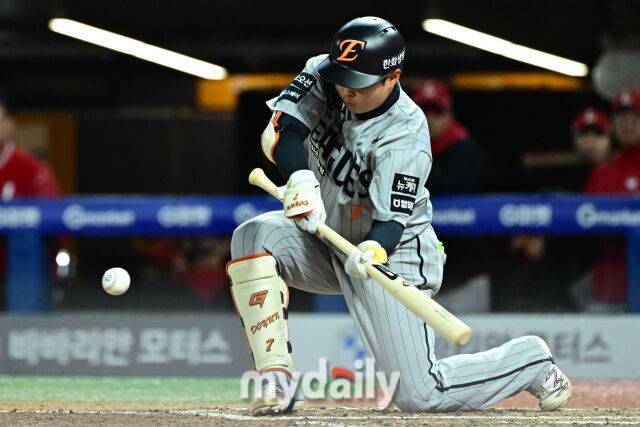 17일 인천 SSG랜더스필드에서 열린 '2025 신한 SOL BANK KBO리그' 한화 이글스와 SSG랜더스 경기. 한화 이도윤 7회초 1사 희생번트를 치고 있다./마이데일리