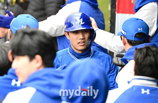 2025년 4월 13일 오후 경기도 수원KT위즈파크 진행된 '2025 신한 SOL뱅크 KBO 리그' 삼성 라이온즈와 KT 위즈의 경기. 삼성 2루 주자 이재현이 1회초 무사 1.2루서 구자욱의 번트 때 KT 소형준이 1루 송구 실책을 했고 홈을 밟은 뒤 기뻐하고 있다./마이데일리