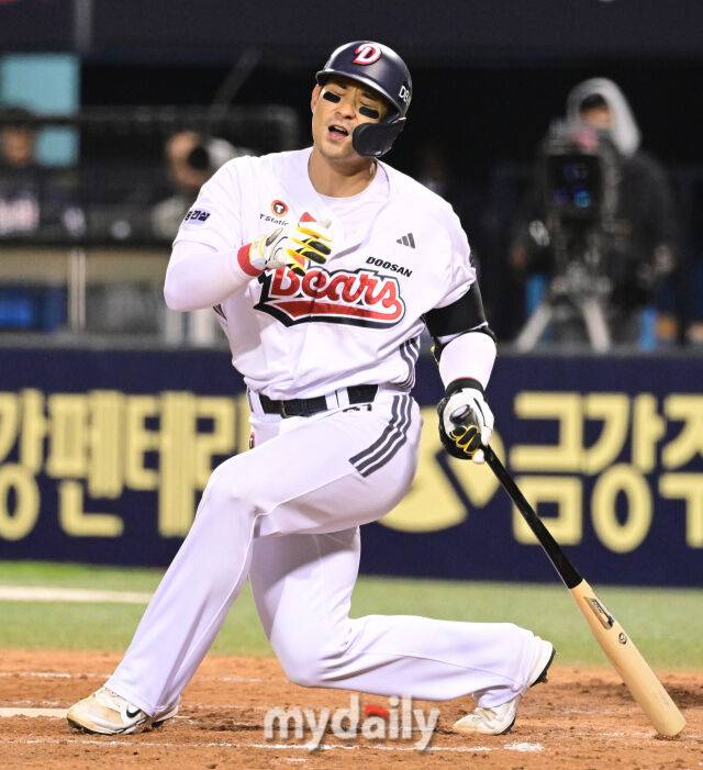 2025년 4월 25일 오후 서울 잠실구장에 진행된 '2025 신한 SOL뱅크 KBO 리그' 롯데 자이언츠와 두산 베어스의 경기. 두산 강승호가 4회말 2사 1.3루서 삼진을 당하고 있다./마이데일