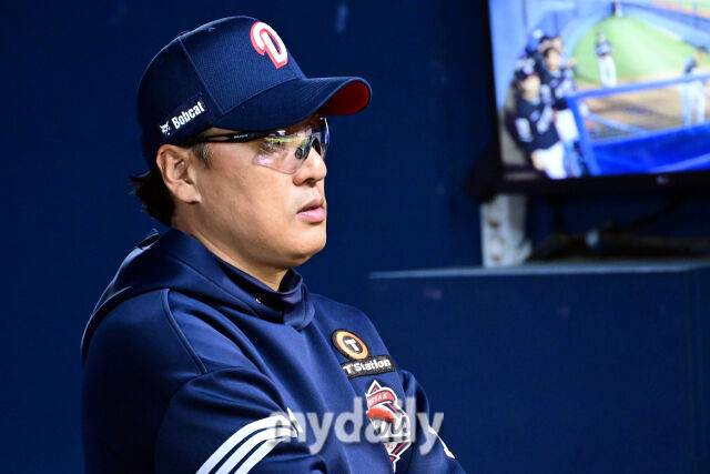 30일 오후 서울 잠실구장에서 진행된 '2025 신한 SOL뱅크 KBO 리그' KT-두산의 경기. 두산 이승엽 감독이 경기를 지켜보고 있다./잠실=곽경훈 기자