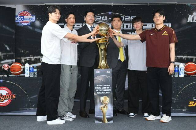 왼쪽부터 안영준, 김선형, 전희철 감독, 조상현 감독, 양준석, 유기상./KBL
