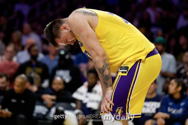 돈치치가 1일 미네소타와 경기에서 고개를 숙이고 있다. /게티이미지코리아