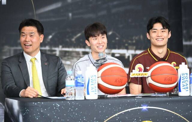 왼쪽부터 조상현 감독, 양준석, 유기상./KBL