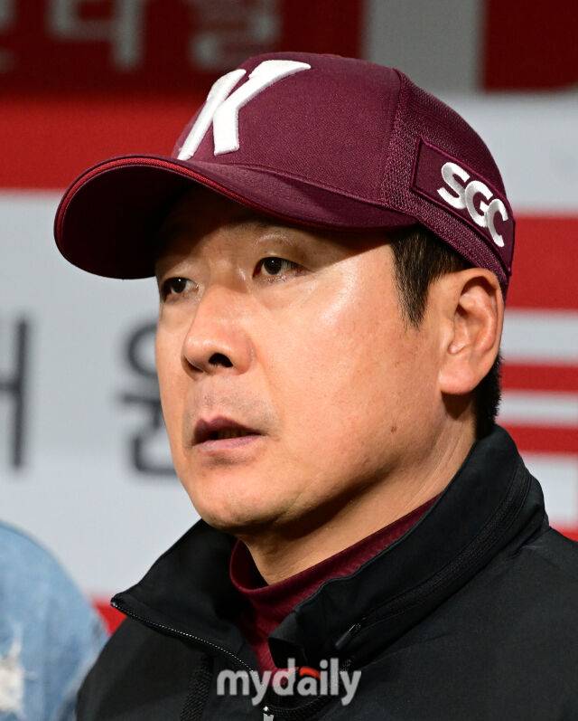 2025년 4월 23일 오후 서울 고척스카이돔에 진행된 '2025 신한 SOL뱅크 KBO 리그' 두산 베어스와 키움 히어로즈의 경기. 키움 홍원기 감독이 취재진의 질문에 답하고 있다./마이데일리