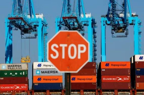 미국 동부 뉴저지주 항구에 컨테이너가 쌓여 있다. 트럼프 미 행정부의 고율 관세 정책이 경기침체 우려를 고조시키고 있다. [로이터]