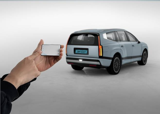 현대모비스 스마트 카드키로 아이오닉 9을 조작하는 모습. [현대모비스 제공]