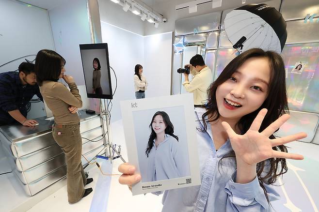 고객들이 KT 홍대 애드샵 플러스의 ‘AI 체험존’에서 나만의 드림 프로필 사진을 촬영하는 모습. [KT 제공]