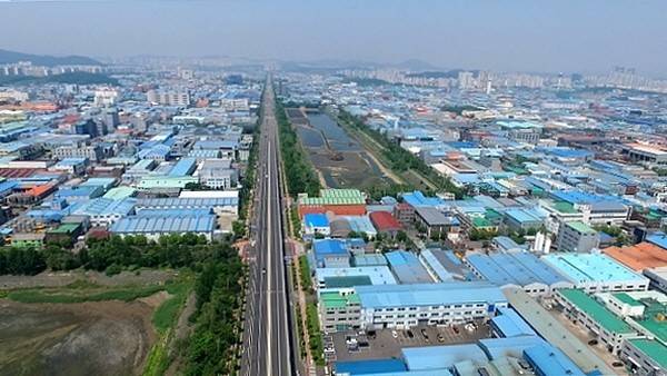 중소벤처기업부가 10년만에 ‘중소기업 매출액 기준 개편안’을 마련했다. 사진은 중소 제조기업이 밀집한 인천 남동국가산업단지 모습. [헤럴드]