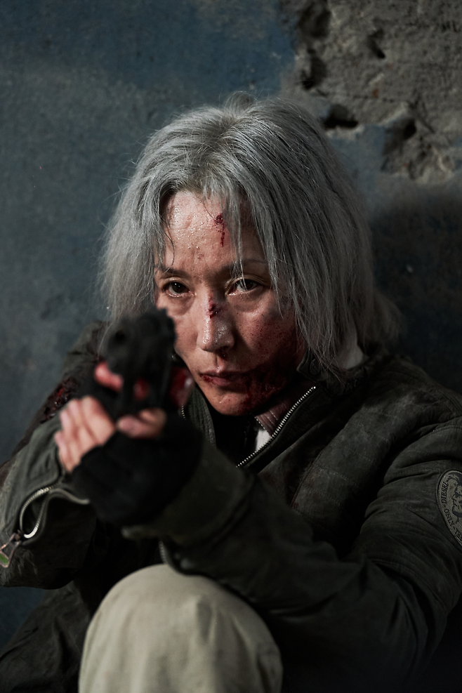60대인 배우 이혜영은 영화 ‘파과’에서 거의 모든 액션을 직접 소화했다. [NEW·수필름 제공]