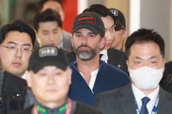 도널드 트럼프 미국 대통령의 장남 트럼프 주니어가 국내 재계 총수와 면담을 마친 후 지난달 30일 인천국제공항을 통해 출국하고 있다.  [연합]