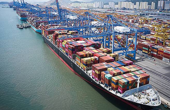 부산항이 미국과 중국의 환적화물 증가 등으로 1분기 최대 컨테이너 물동량을 기록한 것으로 나타났다. [부산항만공사 제공]