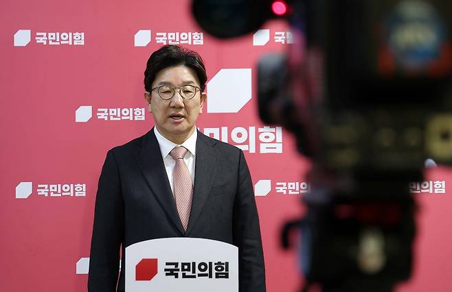 권성동 국민의힘 원내대표가 1일 서울 여의도 국회에서 이재명 더불어민주당 대선후보의 공직선거법 위반 혐의 사건에 관한 대법원 상고심 선고 후 브리핑하고 있다. 이상섭 기자