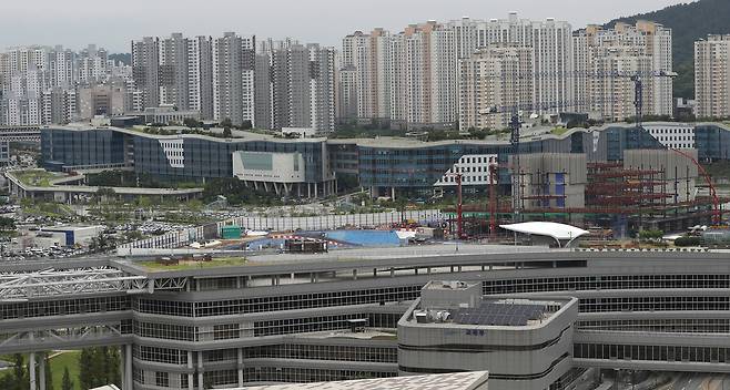 정부세종청사 측에서 바라본 세종시 아파트 전경. [뉴시스]