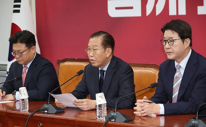 권영세(가운데) 국민의힘 비상대책위원장이 1일 국회에서 공직선거법 위반 혐의로 기소된 이재명 더불어민주당 대선후보에게 무죄를 선고한 2심 판결이 대법원에서 유죄 취지로 파기 환송된 것과 관련해 기자회견을 하고 있다. [연합]