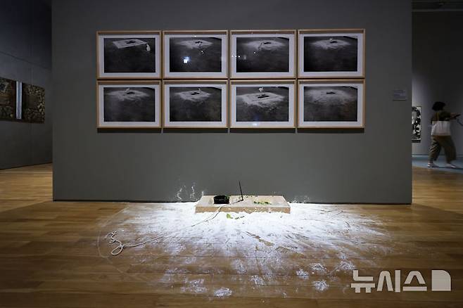 [서울=뉴시스] 박진희 기자 = 국립현대미술관은 30일 서울 종로구 국립현대미술관 서울에서 MMCA 서울 상설전 '한국현대미술 하이라이트' 언론공개회를 갖고 이강소 작가의 작품 '무제 75031'을 소개하고 있다. 이번 전시는 서울관 개관 이래 대표 소장품만을 선보이는 첫 상설전이다. 2025.04.30. pak7130@newsis.com