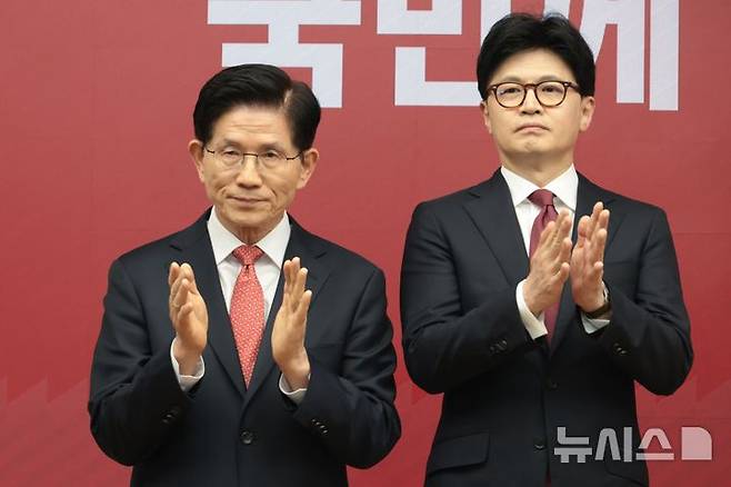 [서울=뉴시스] 국회사진기자단= 국민의힘 2차 경선 결선에 진출한 김문수, 한동훈(오른쪽) 후보가 29일 오후 서울 여의도 중앙당사에서 열린 제21대 대통령후보자 선출을 위한 3차 경선 진출자 발표에서 박수를 치고 있다.2025.04.25. photo@newsis.com