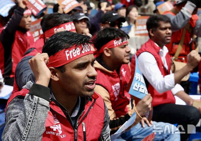 [서울=뉴시스] 김명년 기자 = 27일 오전 서울 종로구 보신각 앞에서 열린 ‘2025 세계노동절 이주노동자 메이데이’에서 이주노동자들이 구호를 외치고 있다. 2025.04.27. kmn@newsis.com