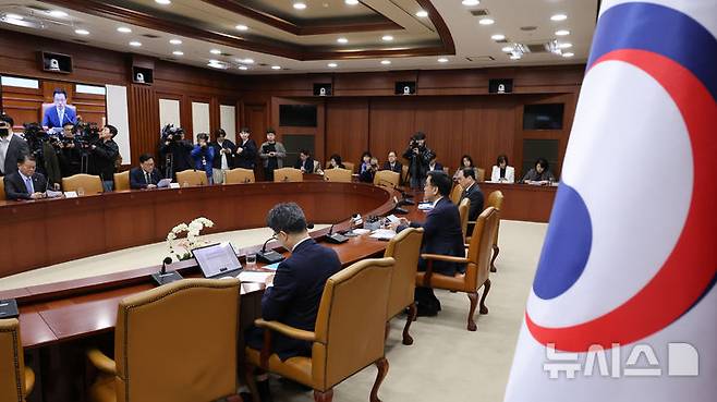 [서울=뉴시스] 김명원 기자 = 사진은 최상목 경제부총리 겸 기획재정부 장관이 지난달 15일 오전 서울 종로구 정부서울청사에서 열린 경제관계장관회의 겸 산업경쟁력강화 관계장관회의에 참석해 발언하고 있는 모습. 2025.04.15. kmx1105@newsis.com