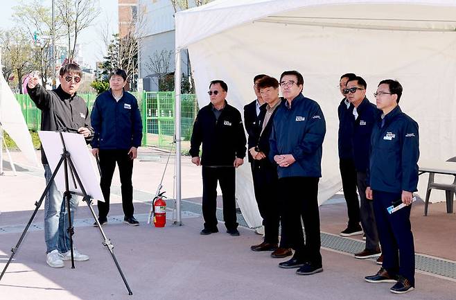 [보령=뉴시스] '2025 보령·AMC 국제 모터페스티벌' 행사장 현장 점검을 하는 김동일 보령시장. (사진=보령시청 제공) *재판매 및 DB 금지