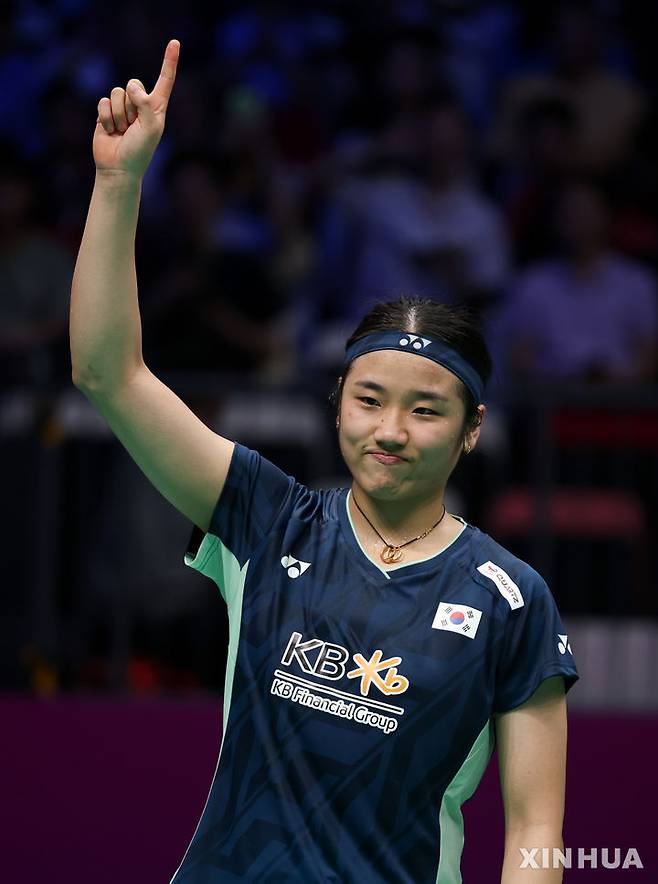 [샤먼=신화/뉴시스] 안세영이 지난달 30일(현지 시간) 중국 푸젠성 샤먼에서 열린 2025 세계배드민턴연맹(BWF) 수디르만컵 대만과의 조별 리그 B조 3차전 여자 단식 2경기에서 추핀치안을 꺾은 후 세리머니하고 있다. 안세영이 2-0(21-7 21-13)으로 이기고 이미 8강 진출을 확정한 한국은 매치 스코어 4-1로 승리해 3연승을 거뒀다. 2025.05.01.