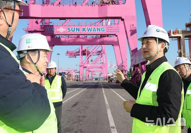 [인천=뉴시스] 전진환 기자 = 안덕근(오른쪽) 산업통상자원부장관이 인천 연수구 인천신항 선광신컨테이너 터미널을 찾아 수출 현장을 점검하고 있다. 2025.01.02. amin2@newsis.com