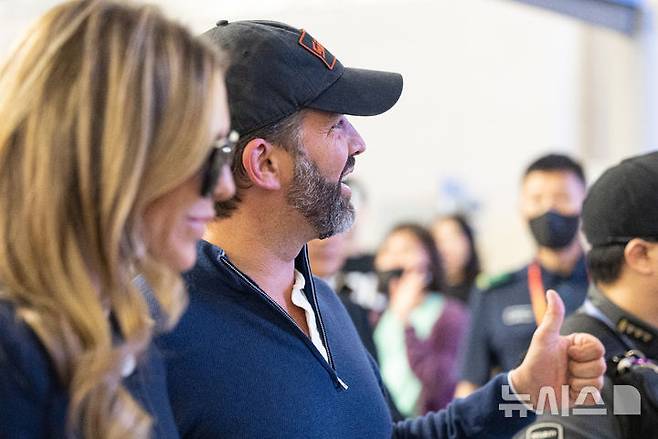 [서울=뉴시스] 홍효식 기자 = 도널드 트럼프 미국 대통령의 장남 트럼프 주니어가 30일 오후 인천국제공항 제1터미널을 통해 출국하고 있다.트럼프 주니어는 정용진 신세계그룹 회장의 초청으로 지난 29일(어제) 방한해 1박 2일 일정으로 국내 주요 대기업 총수와 릴레이 면담을 가졌다. (공동취재) 2025.04.30. photo@newsis.com