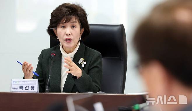 [서울=뉴시스] 추상철 기자 = 박선영 진실화해위원장이 지난 1일 오후 서울 중구 진실·화해를위한과거사정리위원회에서 제103차 위원회를 주재하고 있다. 2025.04.01. scchoo@newsis.com