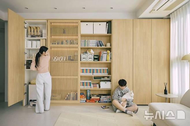 [서울=뉴시스] 한샘이 SES 출신 배우 유진, 코미디언 김재우·조유리 부부, 유튜버 기용이TV와 함께 수납 캠페인 '삶을 맡아줘, 한샘 수납'을 진행한다. (사진= 한샘 제공)