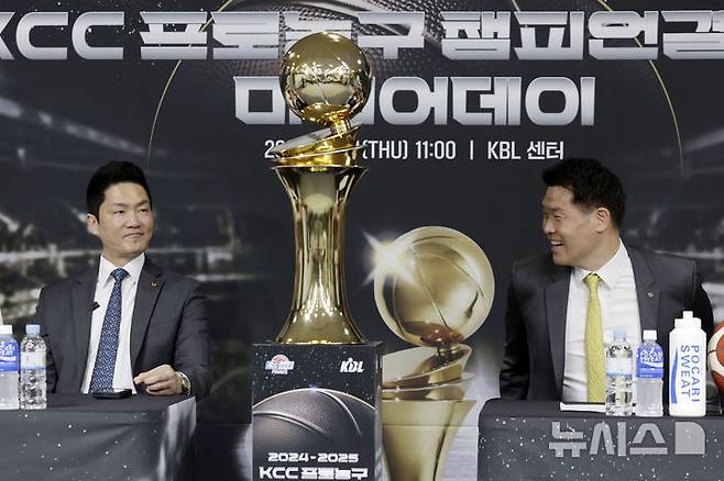 [서울=뉴시스] 최동준 기자 = 1일 서울 강남구 KBL센터에서 열린 2024-2025 KCC 프로농구 챔피언결정전 미디어데이에서 서울 SK 전희철, 창원 LG 조상현 감독이 대화하고 있다. 2025.05.01. photocdj@newsis.com