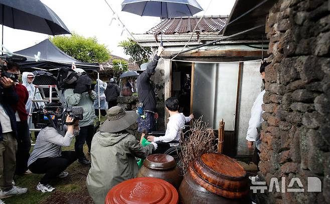 [서귀포=뉴시스] 우장호 기자 = 1일 오전 서귀포시 표선면 성읍마을에서 제주4·3을 다룬 영화 '내 이름은' 촬영이 진행되고 있다. 영화 '내 이름은'은 정지영 감독이 연출했고, 최근 네플릭스 인기 OTT 드라마 '폭싹 속았수다'에서 명연기를 선보인 염혜란 배우가 주연을 맡았다. 2025.05.01. woo1223@newsis.com