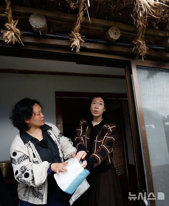 [서귀포=뉴시스] 우장호 기자 = 1일 오전 서귀포시 표선면 성읍마을에서 제주4·3을 다룬 영화 '내 이름은' 촬영이 진행되고 있다. 영화 '내 이름은'은 정지영 감독이 연출했고, 최근 네플릭스 인기 OTT 드라마 '폭싹 속았수다'에서 명연기를 선보인 염혜란 배우가 주연을 맡았다. 2025.05.01. woo1223@newsis.com